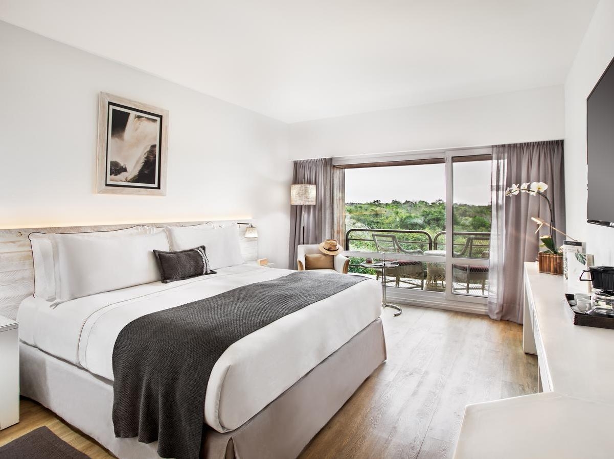 A bedroom with views of the jungle at Gran Melia Iguazu