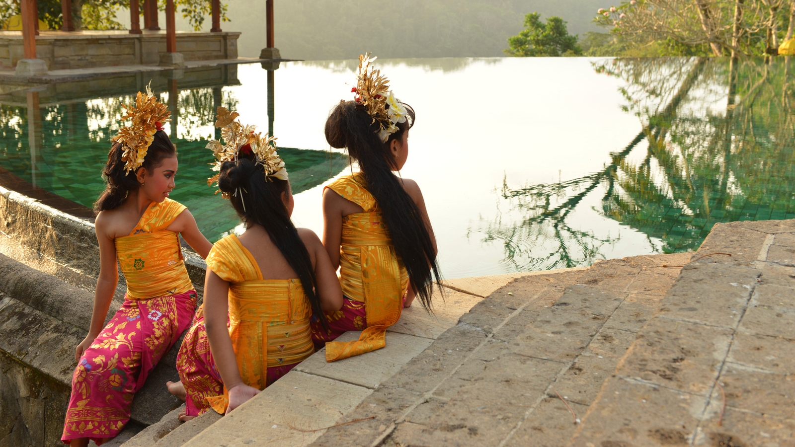 amandari-indonesian-dancers