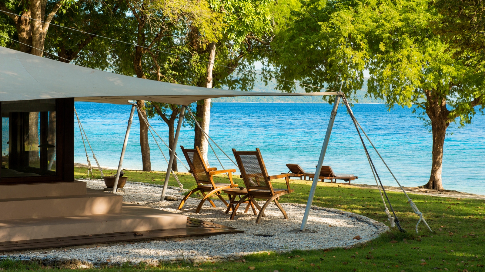 amanwana-tent-with-chairs