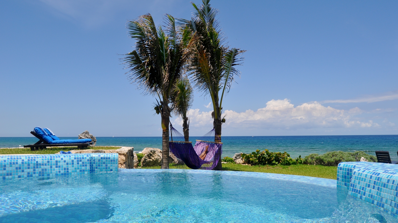 Espirite Del Mar Poolside