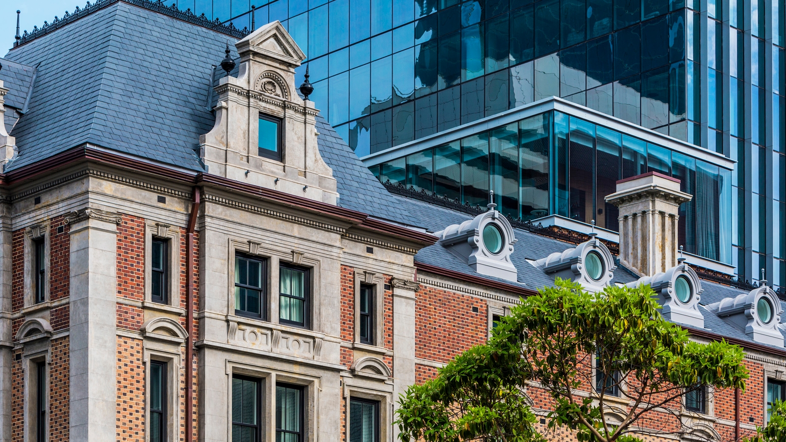 como-the-treasury-facade