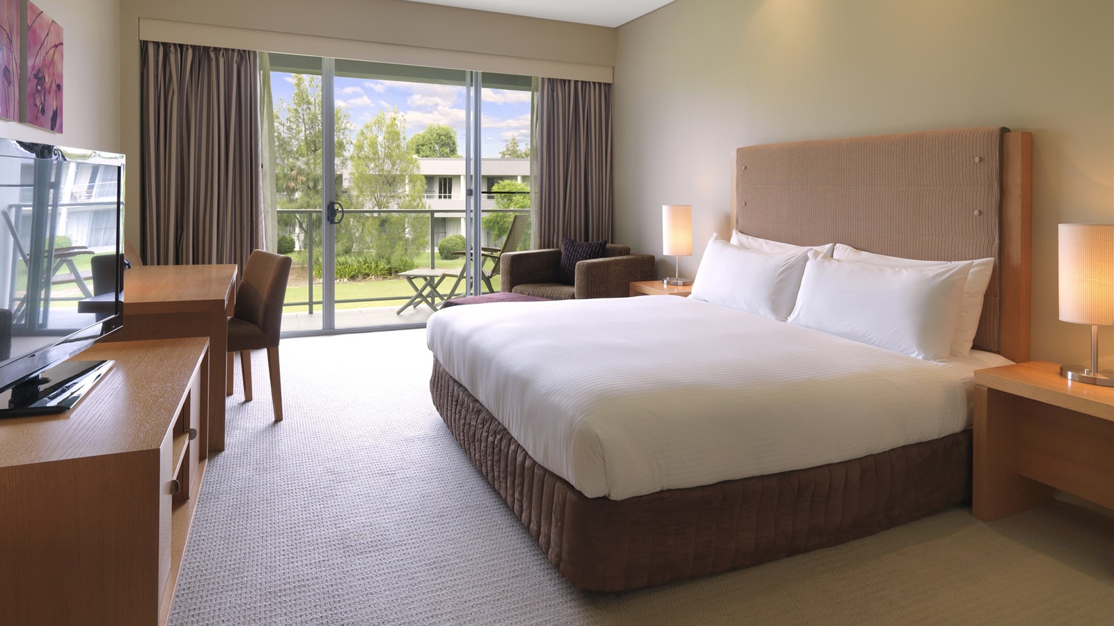 crowne-plaza-hunter-valley-bedroom
