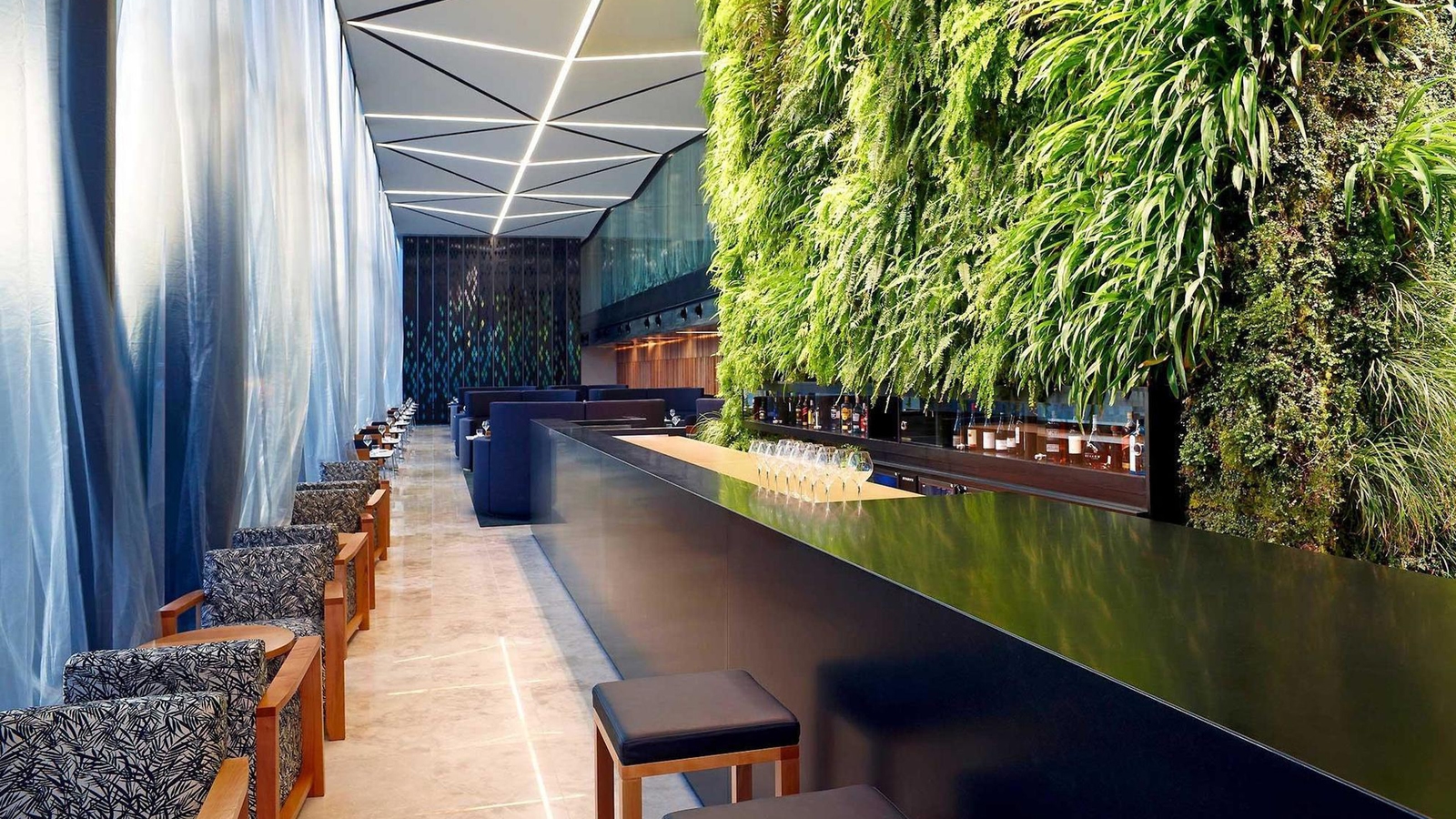 novotel-auckland-airport-living-wall