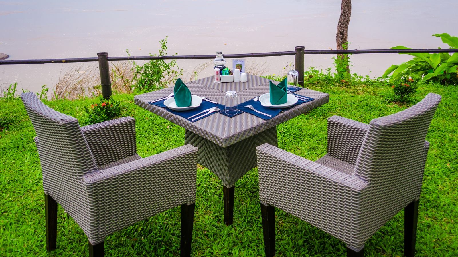 river-resort-outdoor-seating