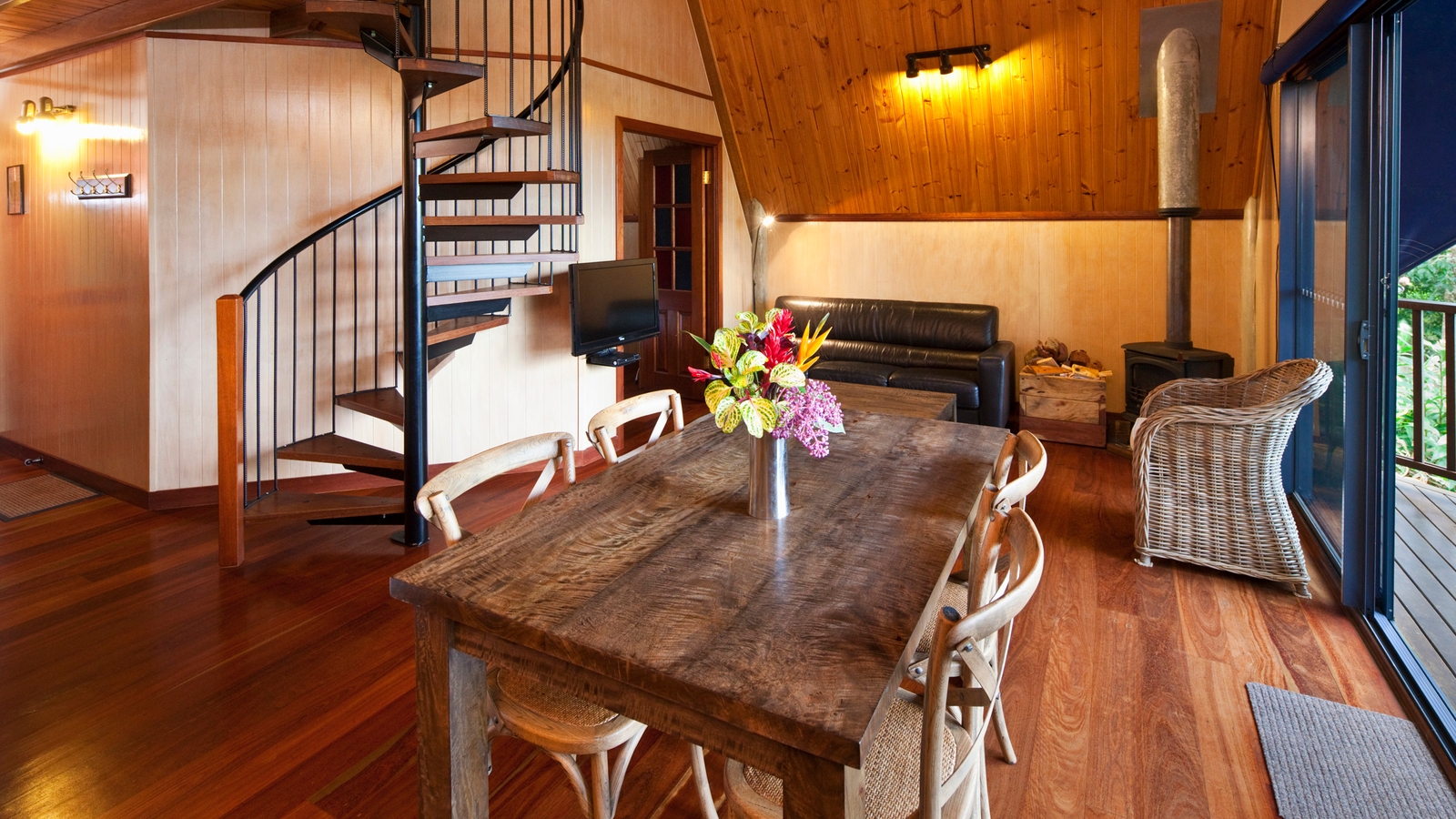 rose-gums-treehouse-dining-area