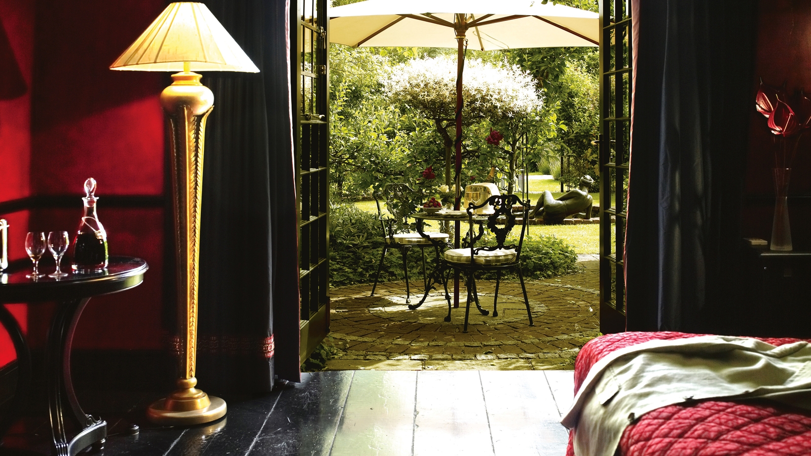 manoir-aux-quatre-saisons-red-room