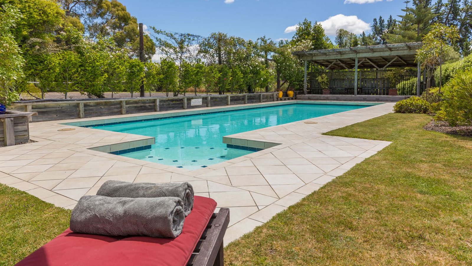 bronte-country-estate-pool