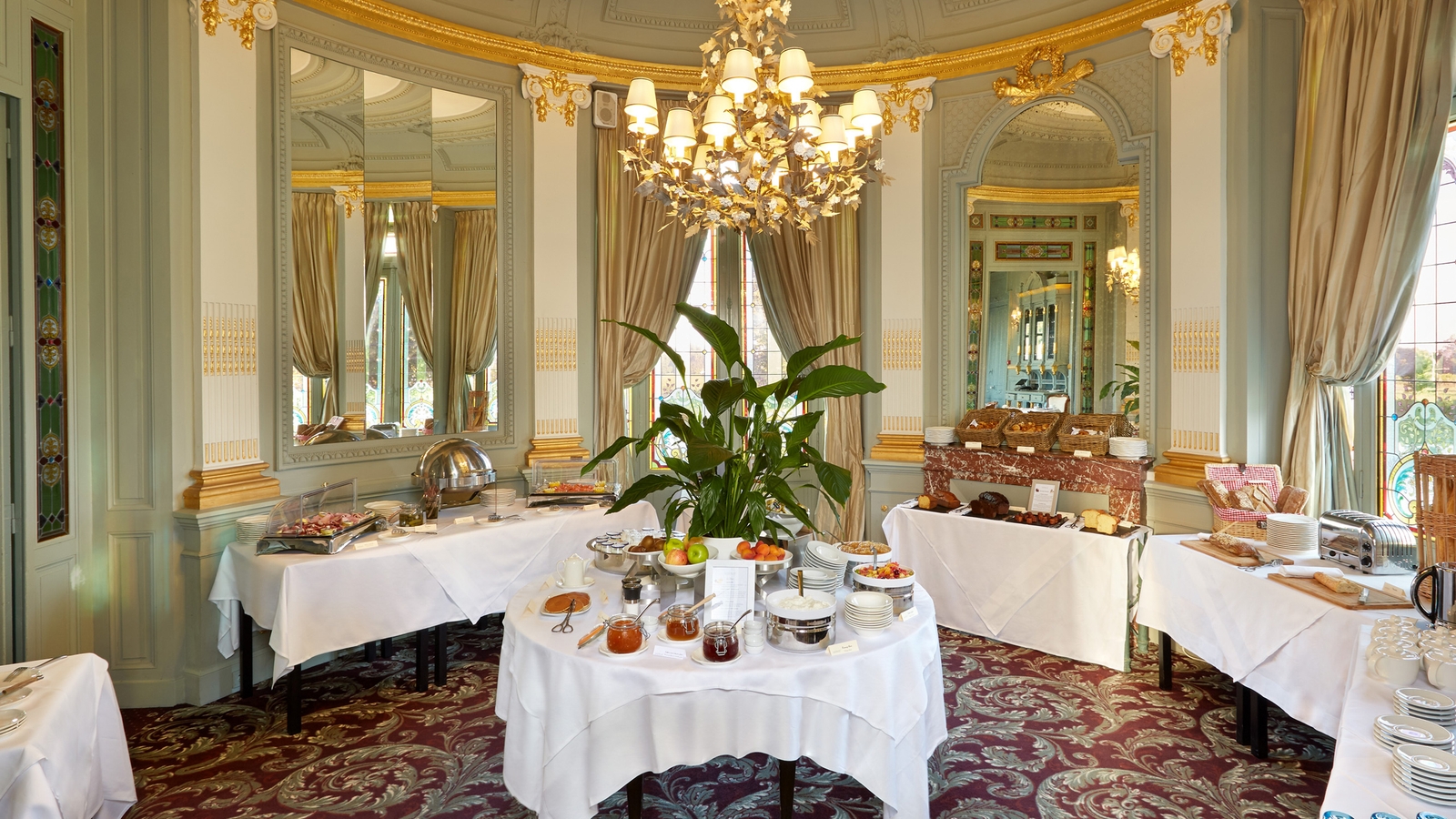 chateau-grand-barrail-dining-room