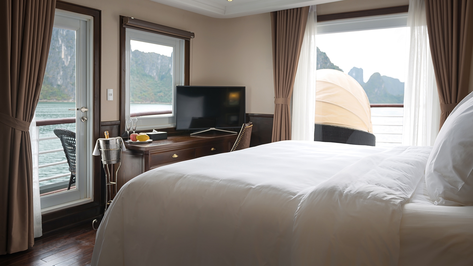 paradise-elegance-cabin-view