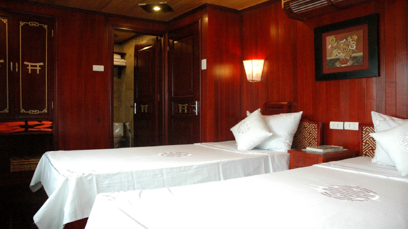 red-dragon-junk-indochina-cabin