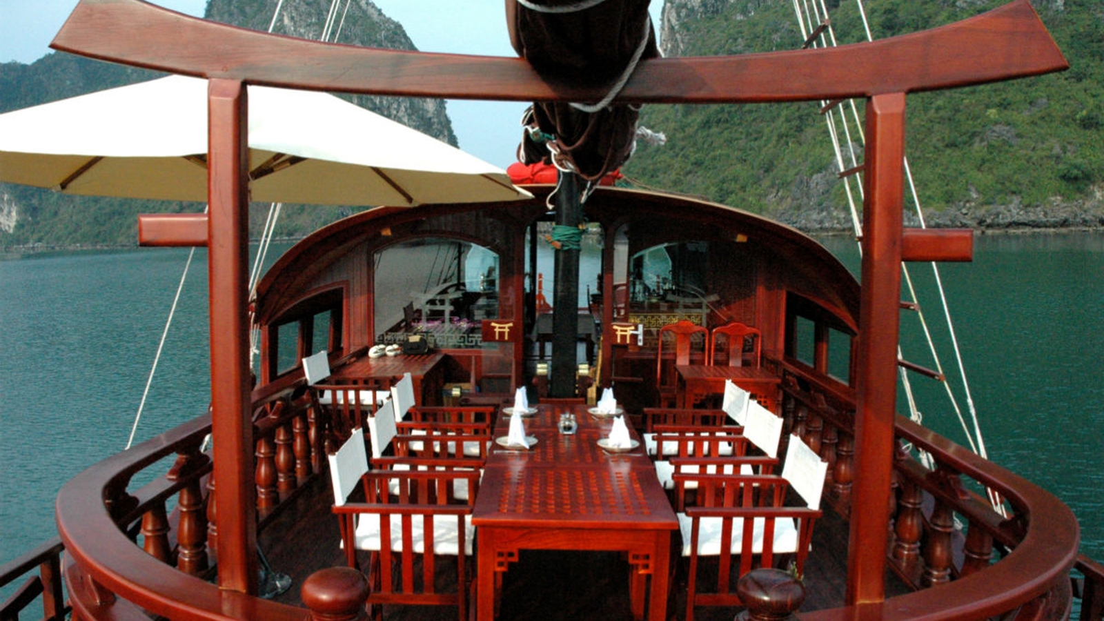 red-dragon-junk-indochina-tables