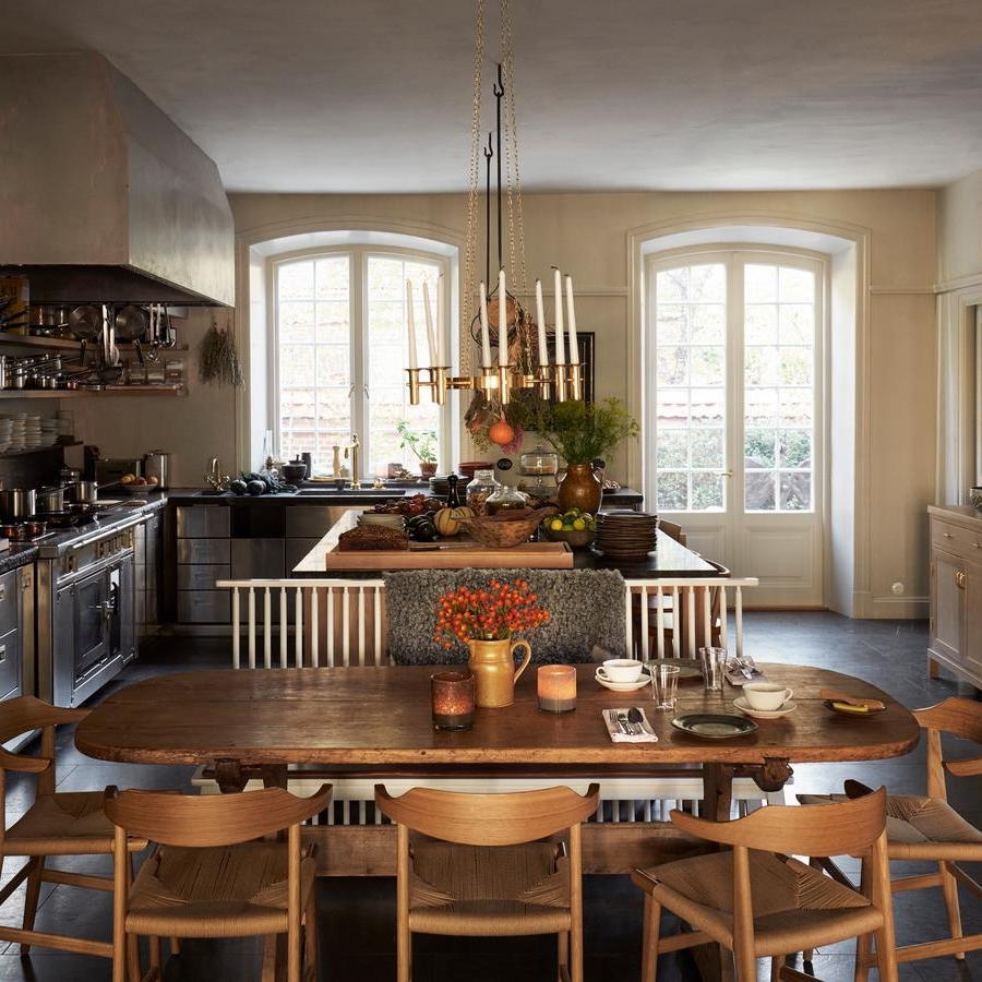 A dining area in Ett Hem's kitchen.