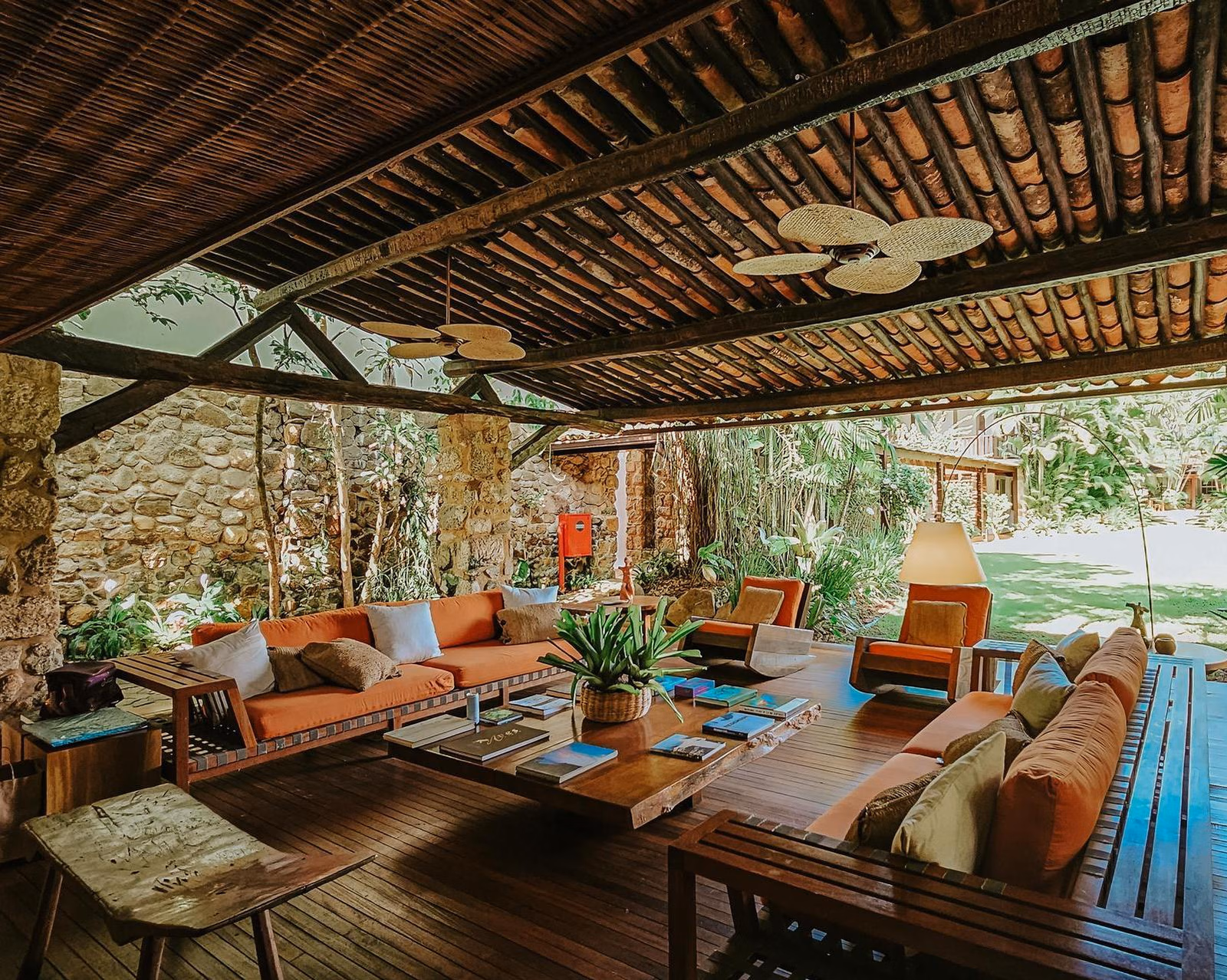 Outdoor seating area under shelter at Pousada Literária