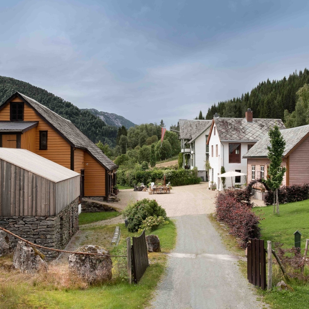 The accommodations at Åmot from afar.
