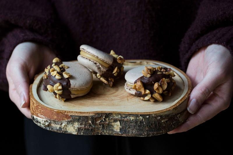Three macarons on a wooden plate at Åmot.