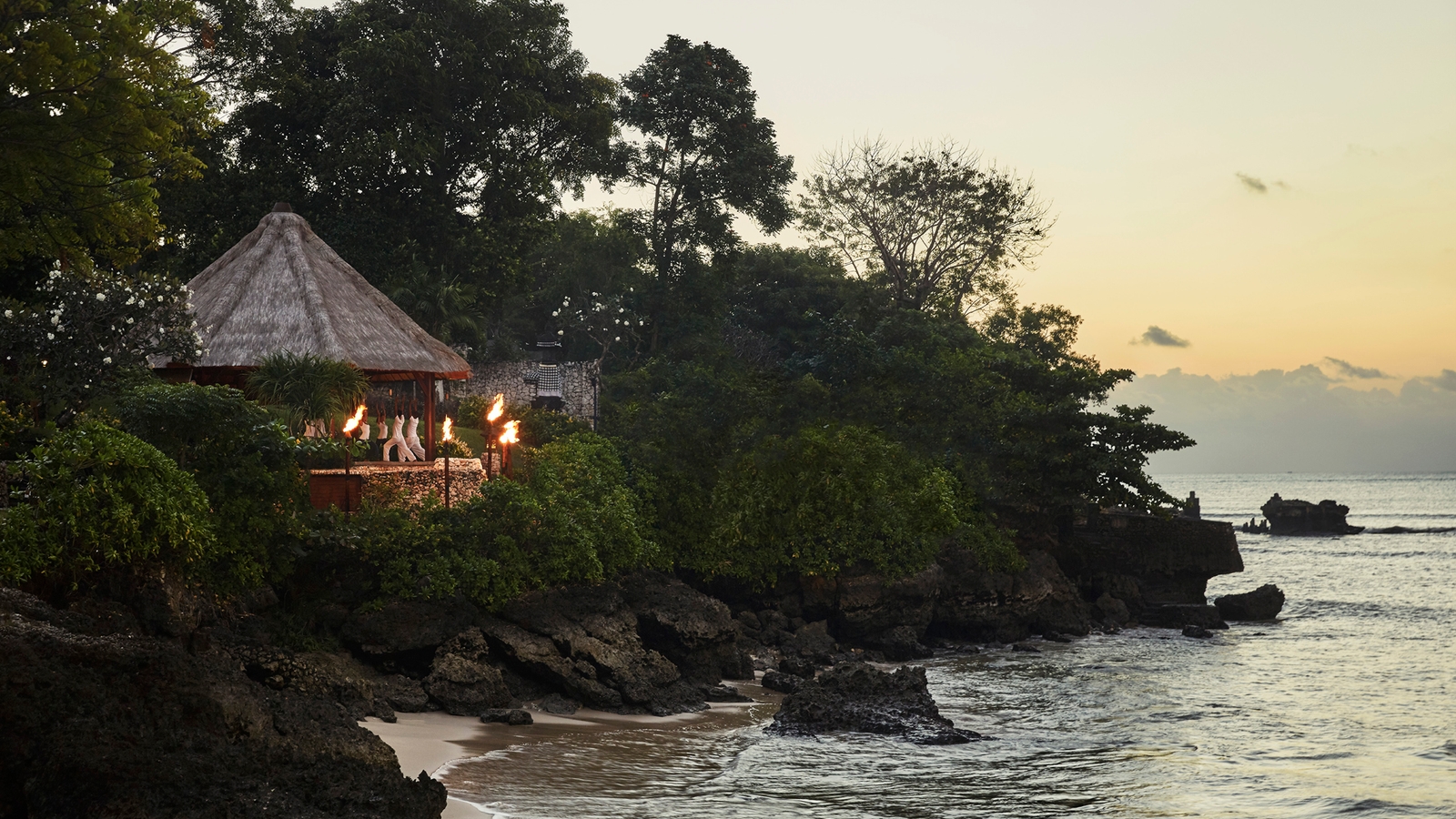 four-seasons-jimbaran-exterior-evening-1