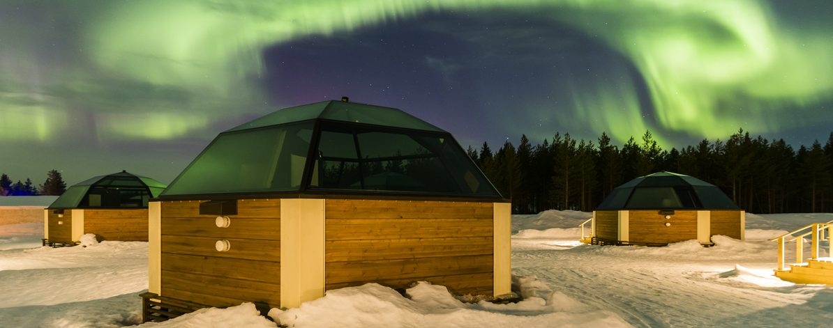glass-igloos-lapland-northern-lights