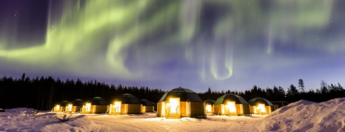 glass-igloos-lapland-northern-lights