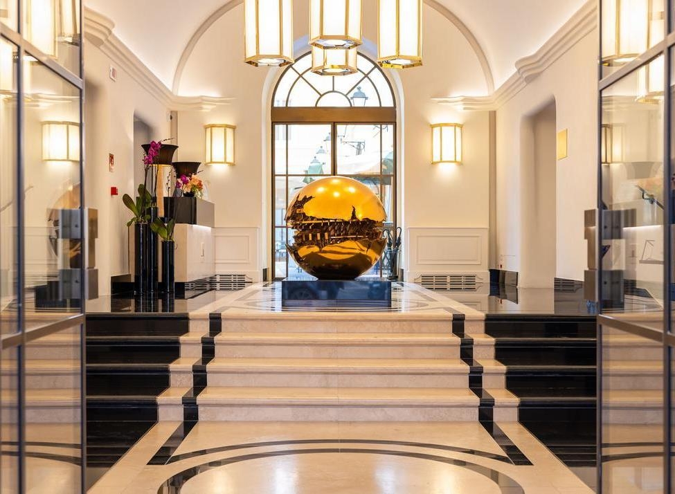 Entrance to Palazzo Ripetta with gold statue and stairway