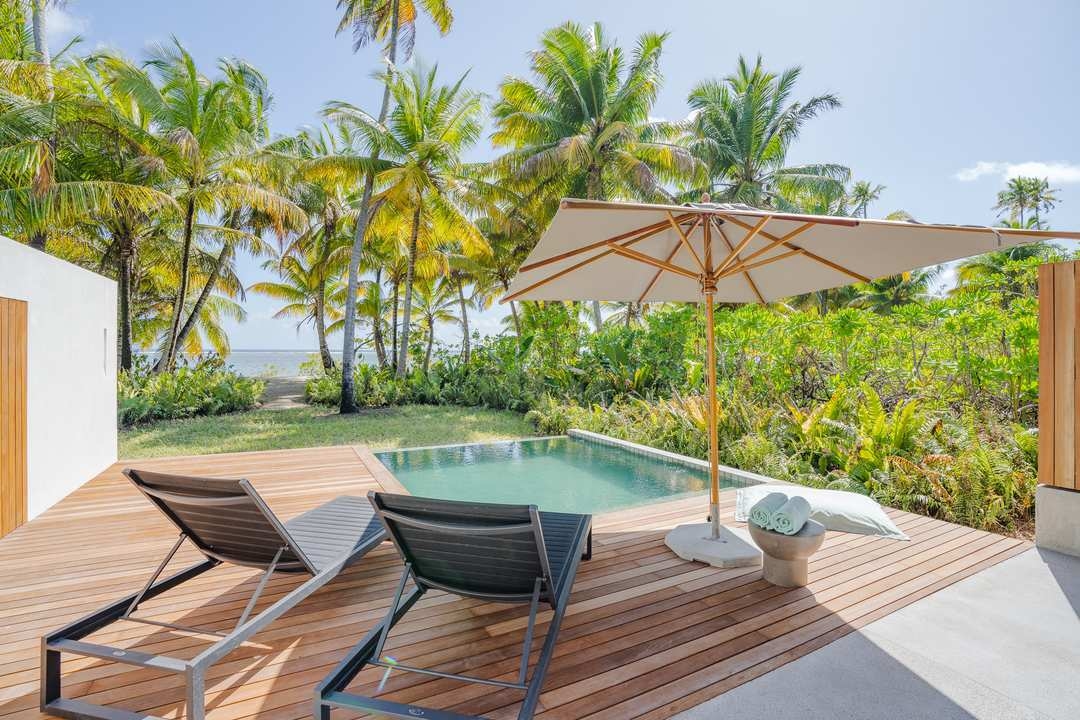 The outdoor area of one of Alphonse Island's beach villa, featuring an outdoor pool looking to the Indian Ocean.