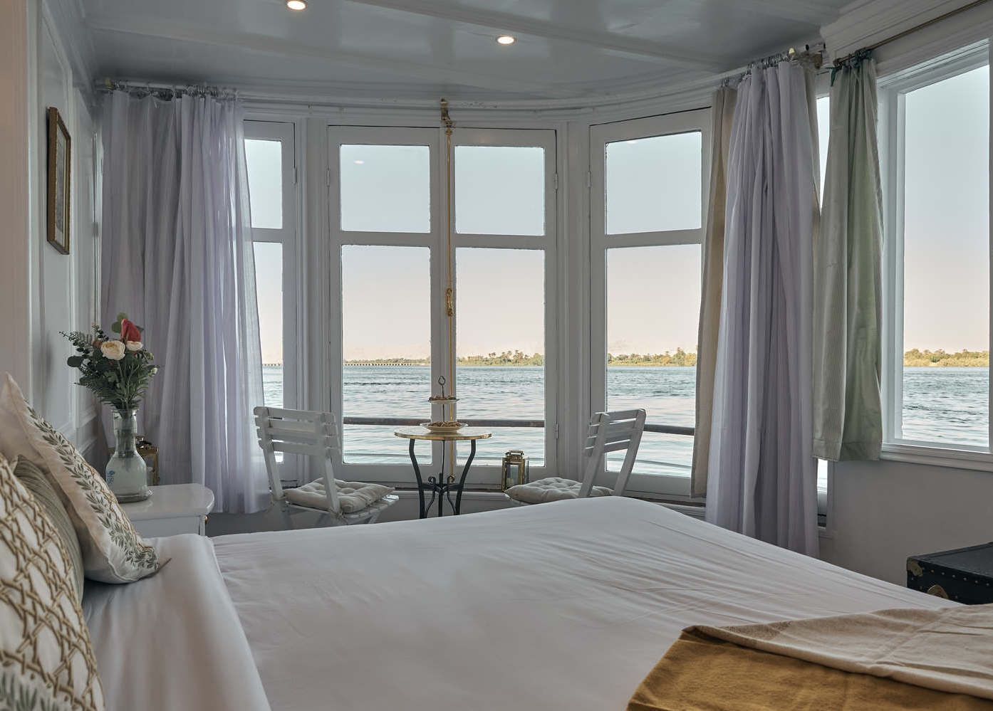 A bedroom on the Altesse dahabiya from Lazuli.