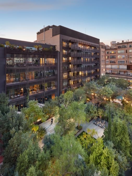 A wide view of the Mandarin Oriental, Barcelona hotel and its leafy gardens