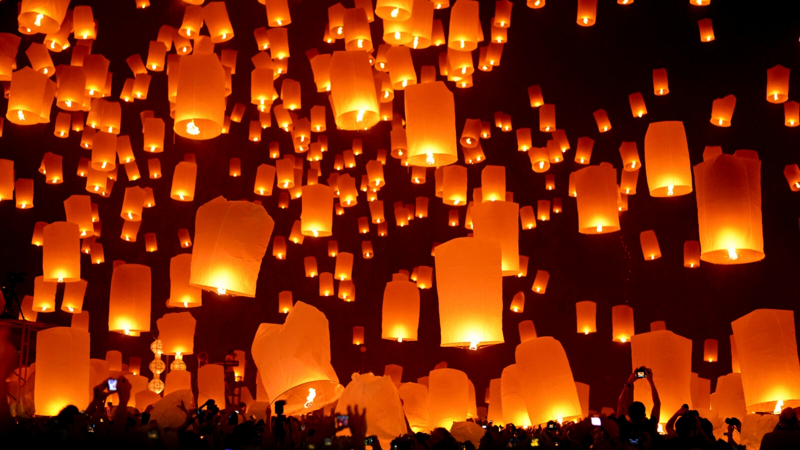 loi-krathong-yi-peng-chiang-mai-thailand