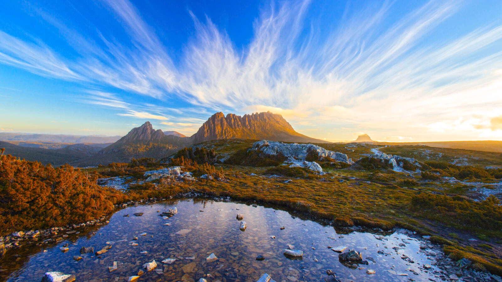 Panoramic view of cradle mountain in the golden light