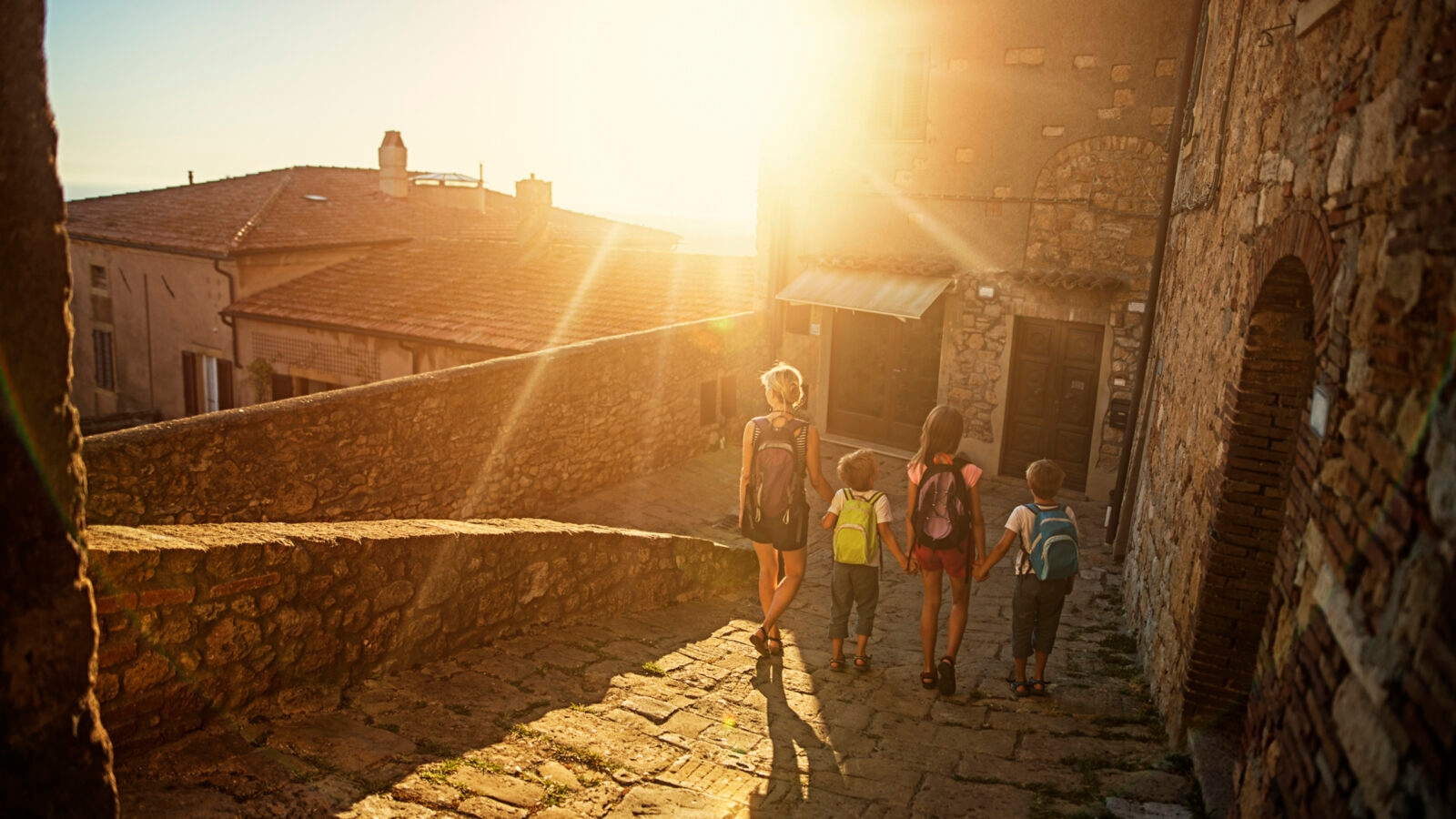family-tuscan-street-italy
