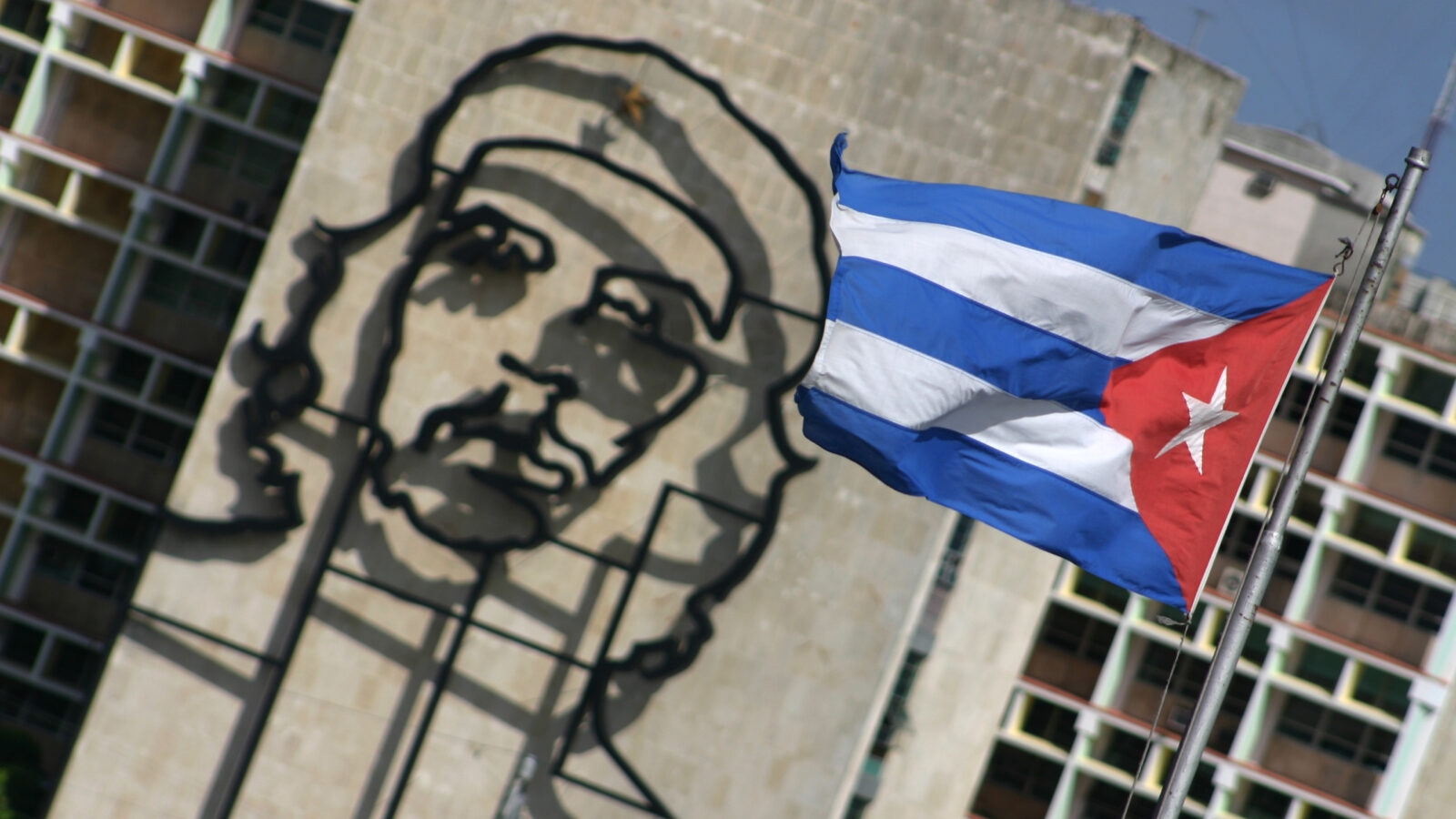 che-guevara-and-cuban-flag