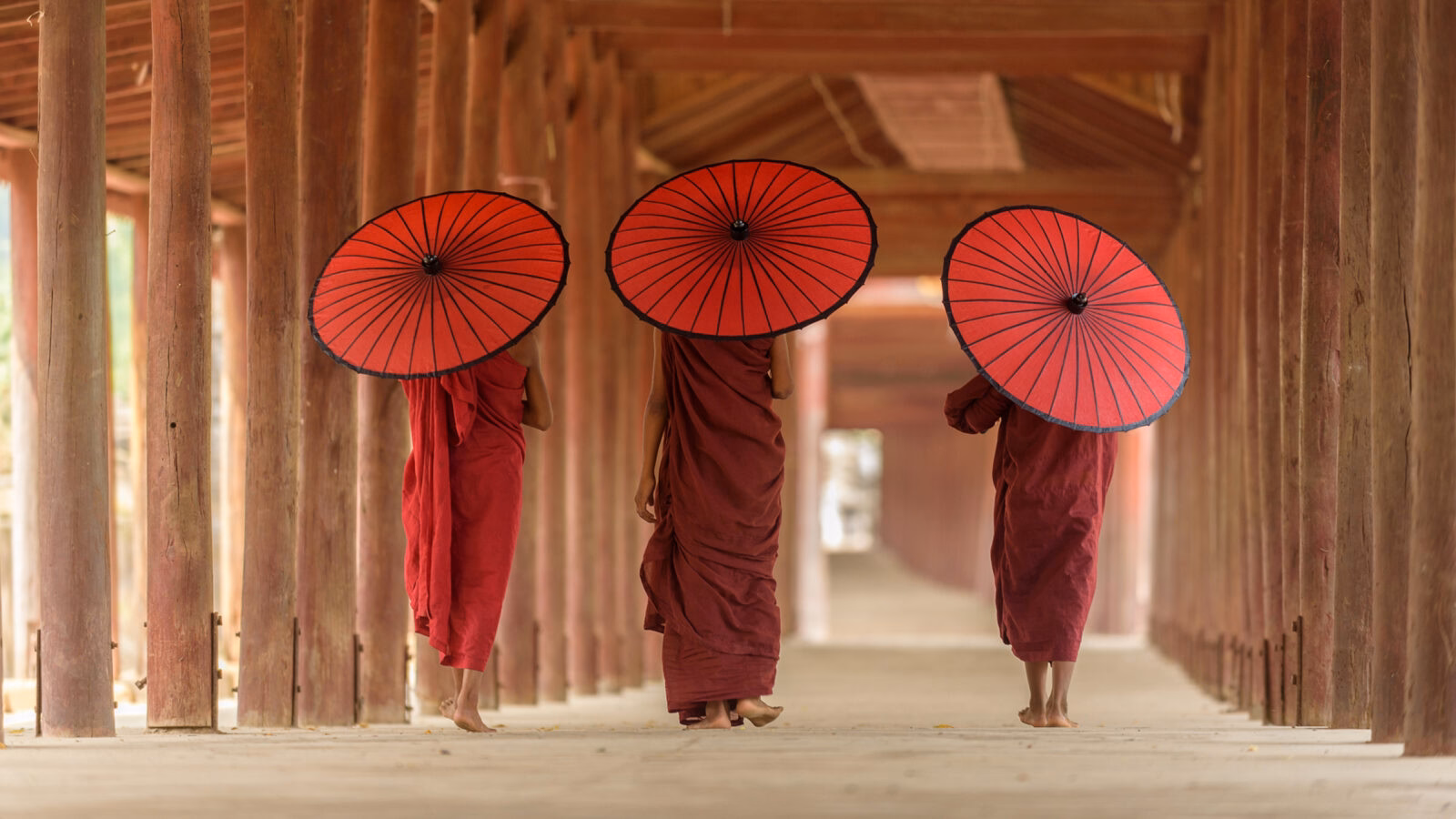 bagan-monks-with-umbrellas