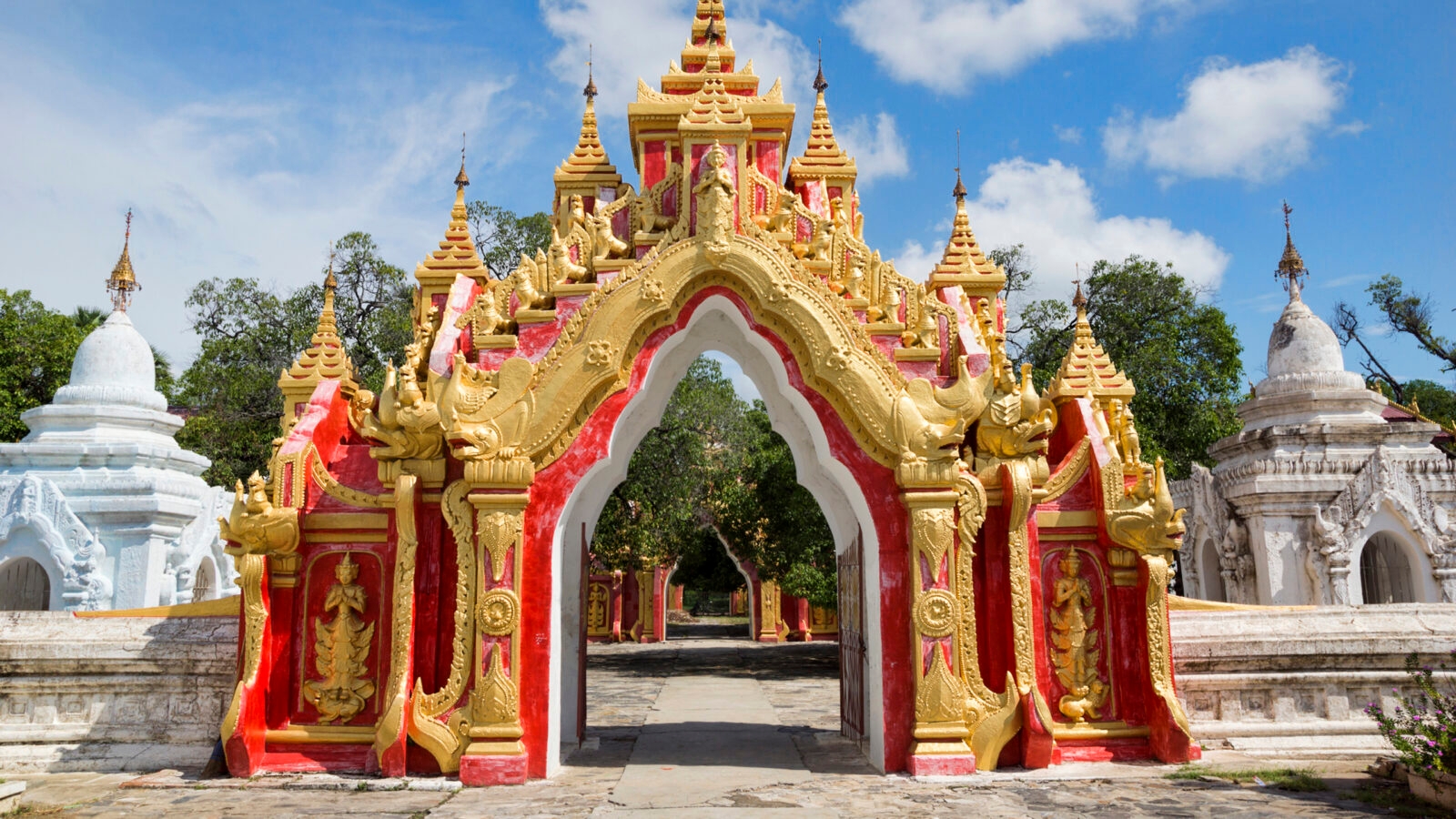 kuthodaw-pagoda-mandalay-gate