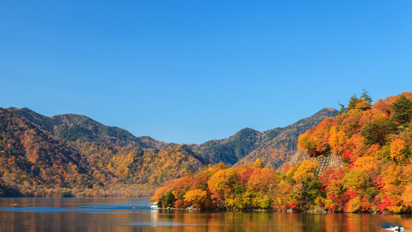 chuzenji-lake-autumn-nikko-japan