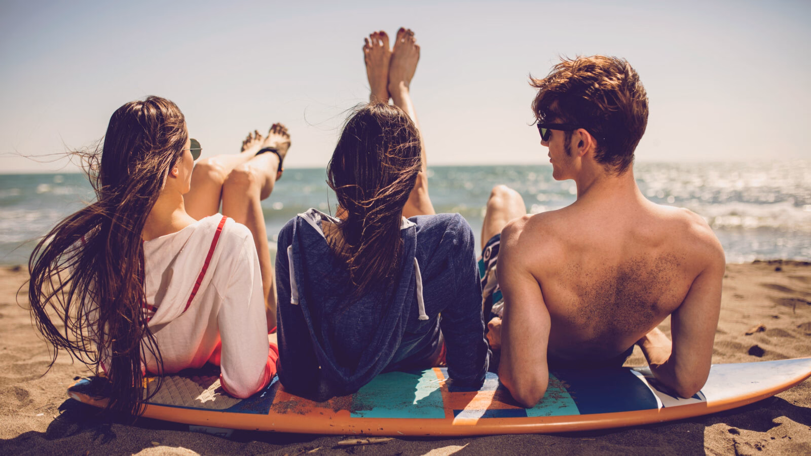 teenagers-travel-beach