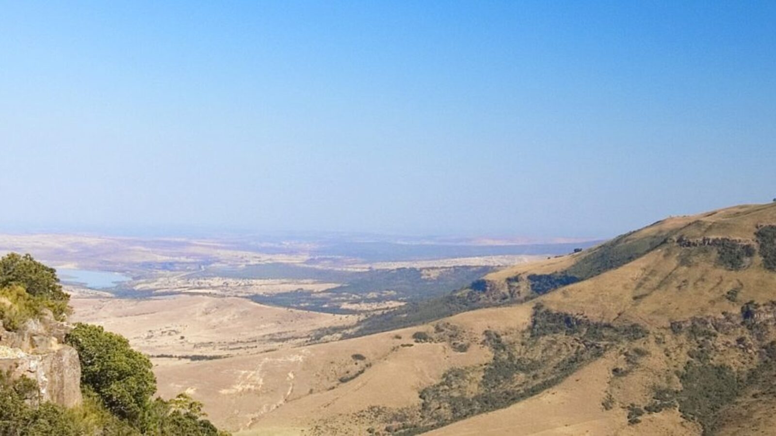 Wide landscape of golden rolling hills and distant valleys seen on luxury Eastern Cape trips.