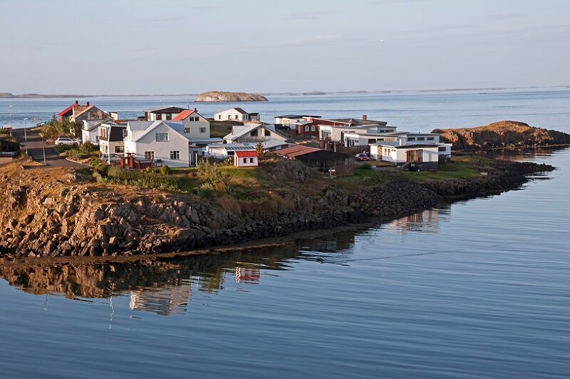 Jacada Iceland - small wooden houses on a small island