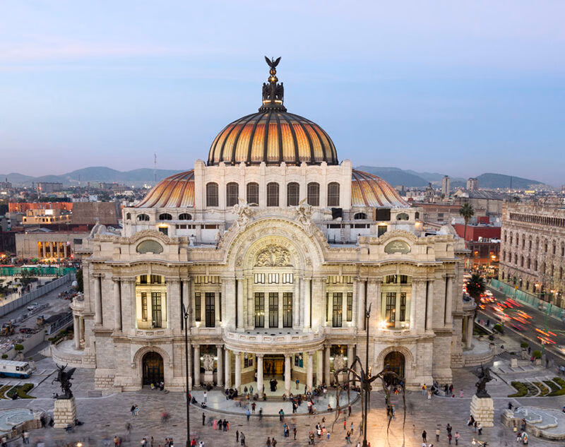 The ornate domed Palacio de Bellas Artes for luxury history tours.