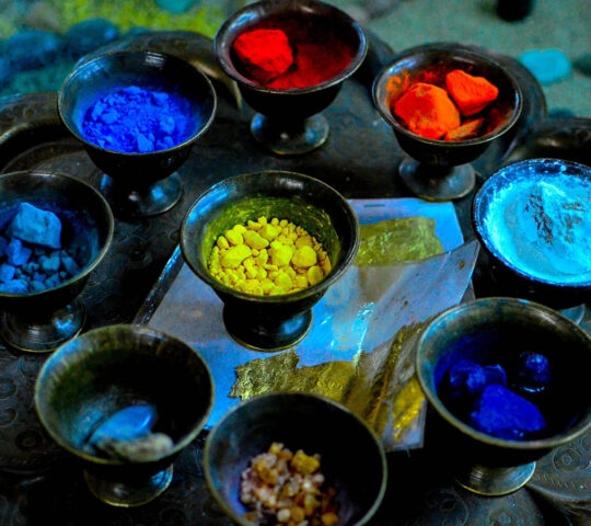 Different powder colours in individual dishes