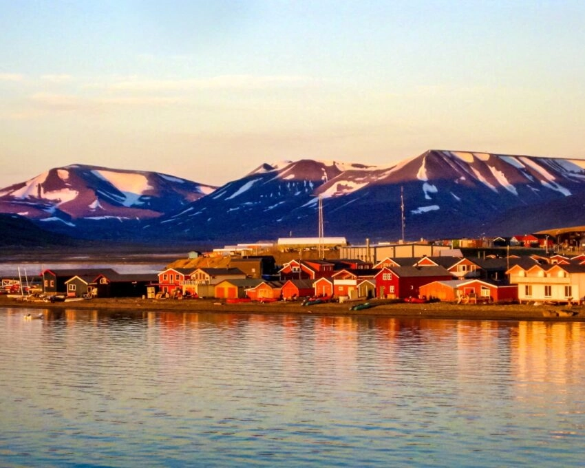 Midnight sun on the Longyearbyen waterfront in Svalbard in the Norwegian arctic