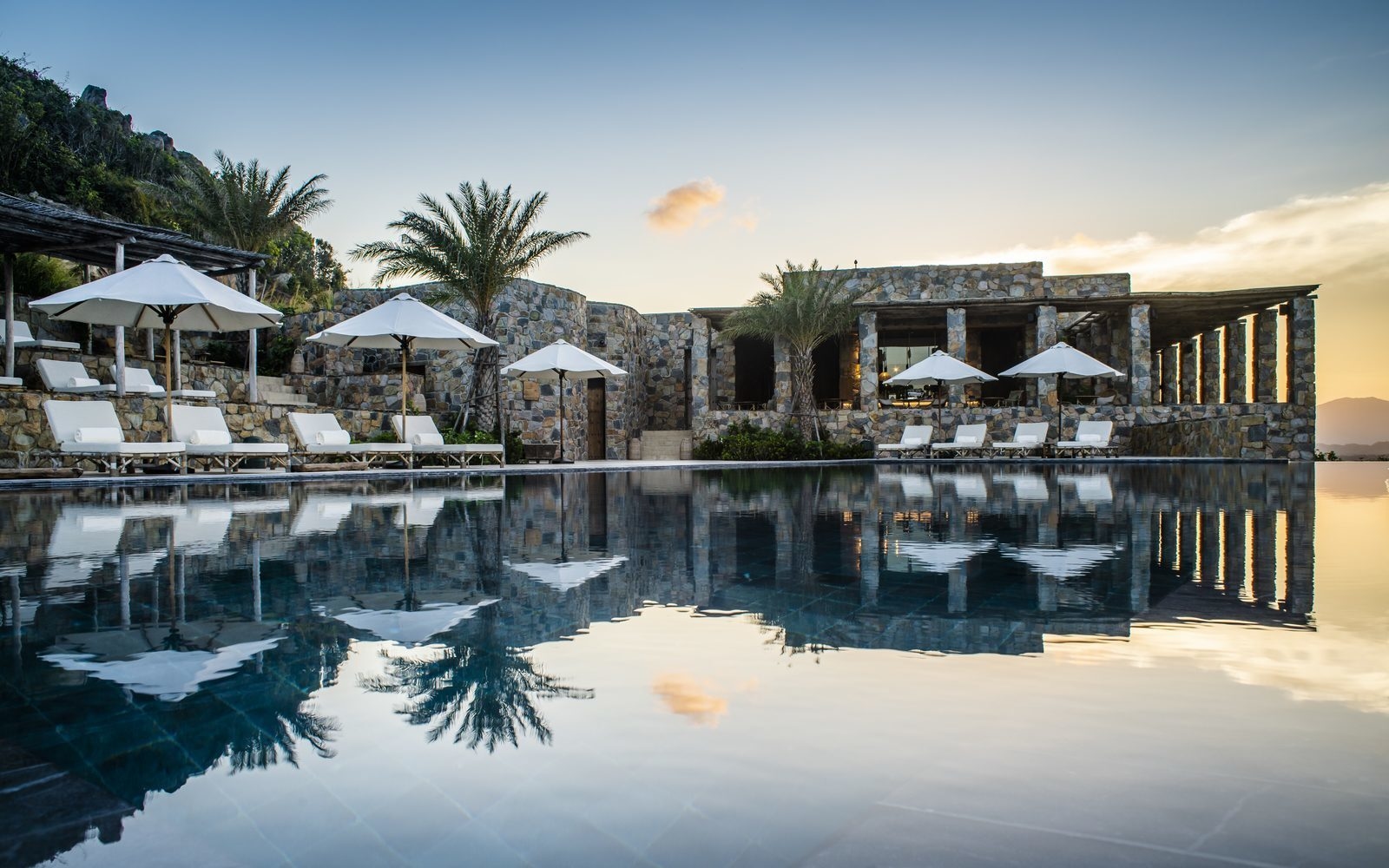 The infinity pool at Zannier Hotels Bãi San Hô