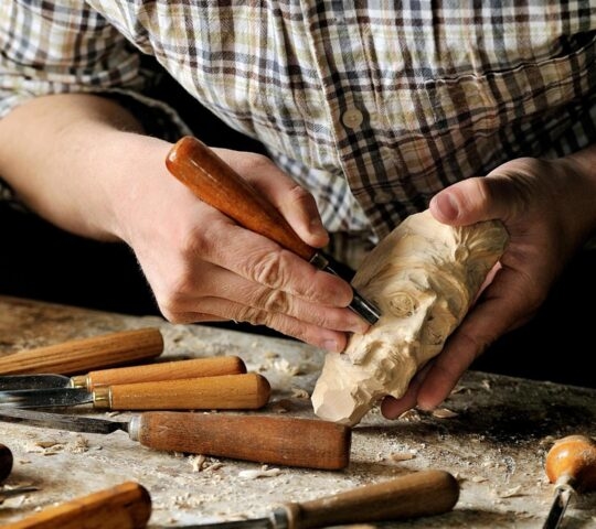 learning traditional techniques for greenwood carving guided by an expert carver