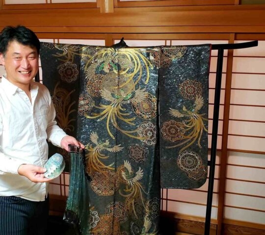 Tamiya Raden showcases his unique mother of pearl weaving technique in Japan