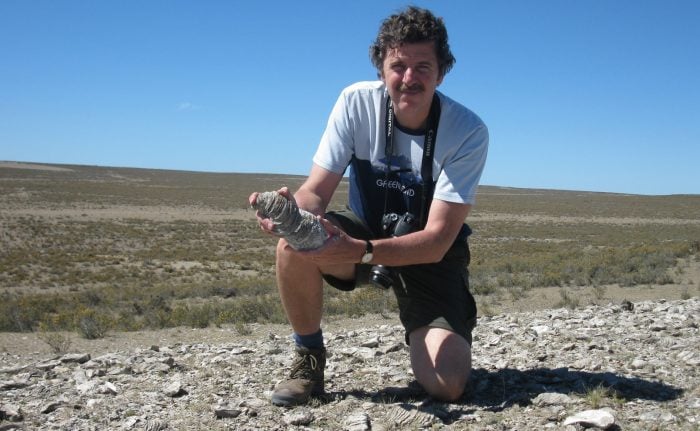 Gerardo%20Bartolome%20and%20fossil%20oysters%20in%20Patagonia.JPG