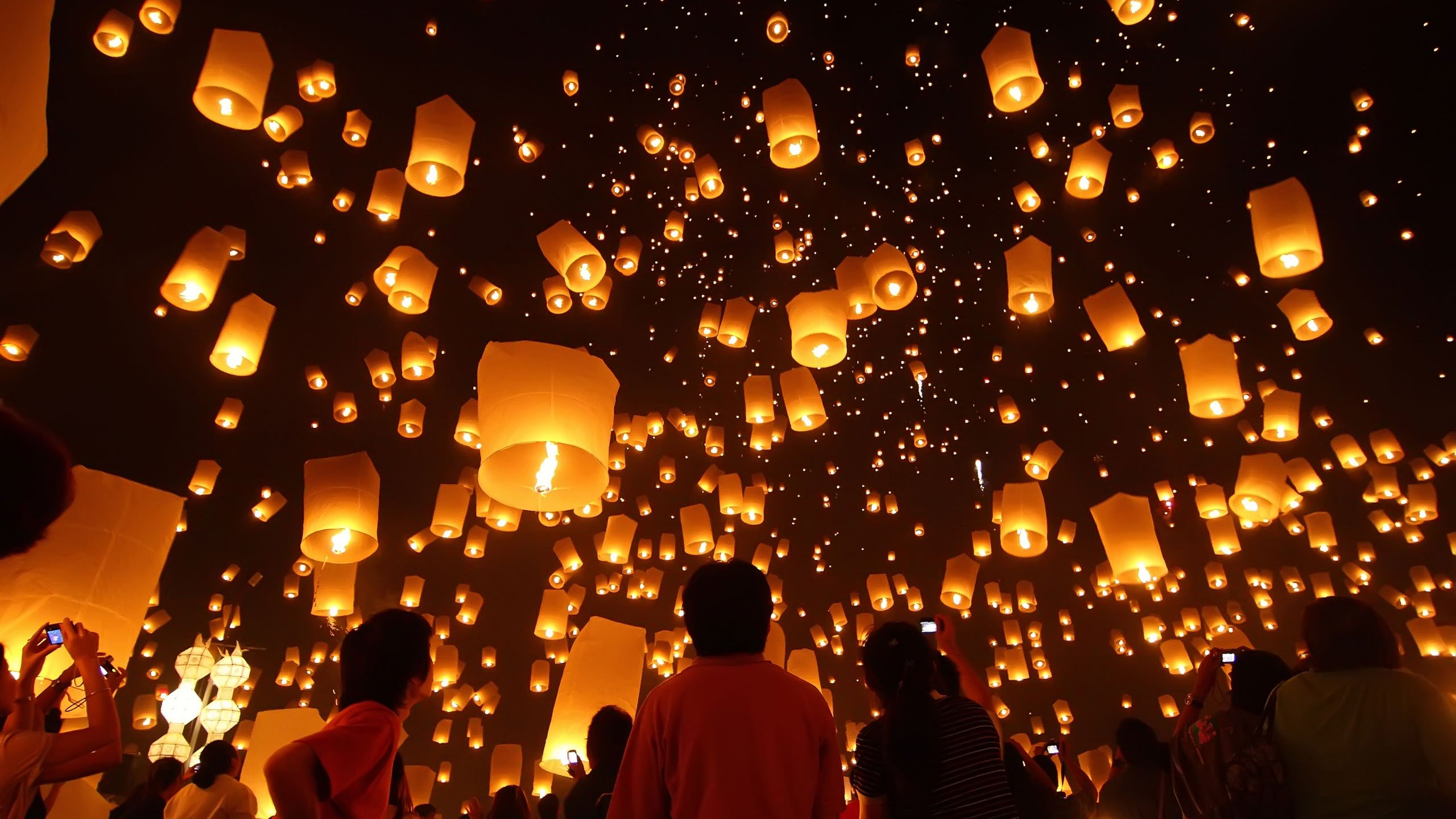 https://www.jacadatravel.com/wp-content/uploads/2015/11/Khom-Loy-Sky-lanterns-Chi7.jpg