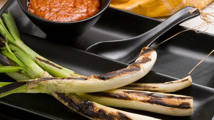 Calcots-with-romesco-sauce-Spain-food
