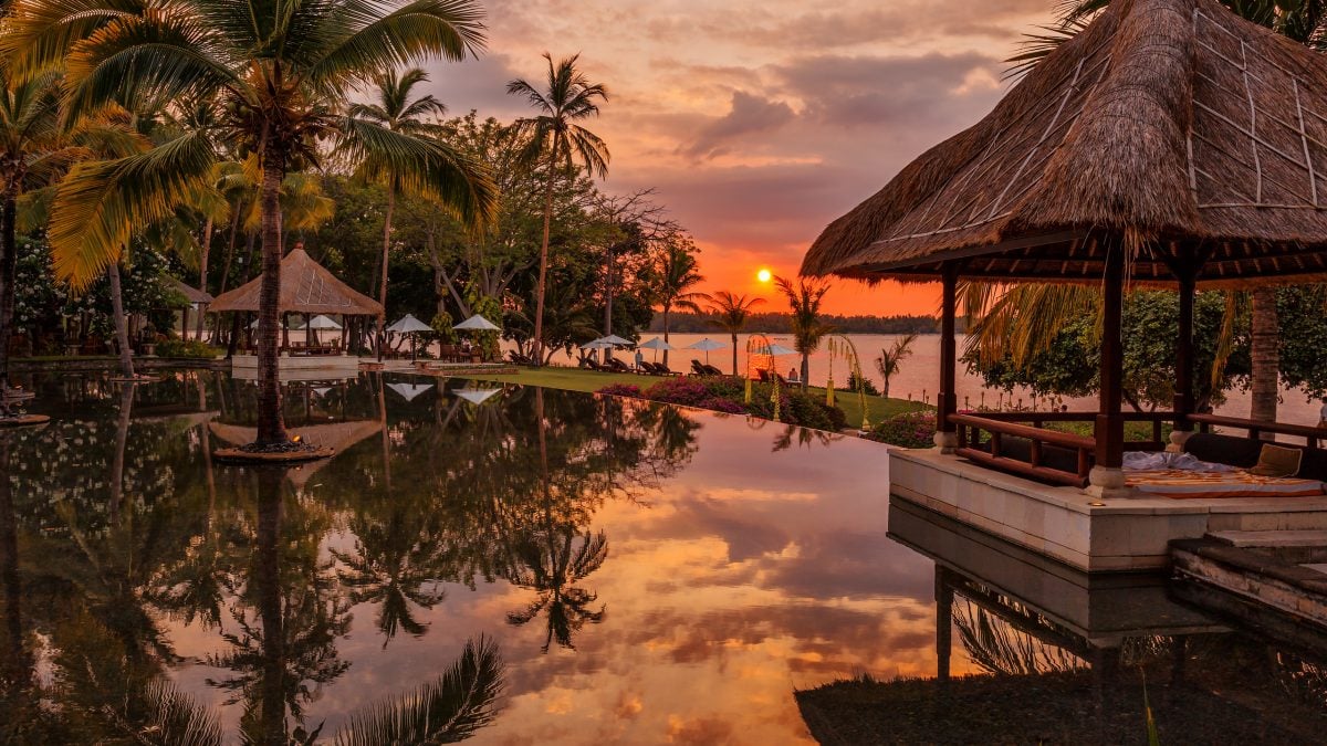 oberoi-lombok-pool-sunset