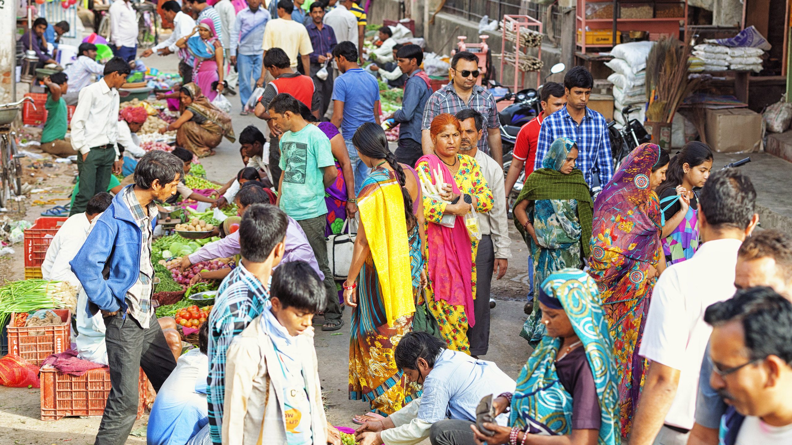 Где больше в китае или в индии. Индия рынок. Индия много людей Сток. Жители Джайпура. Индия рынок женщины улица.