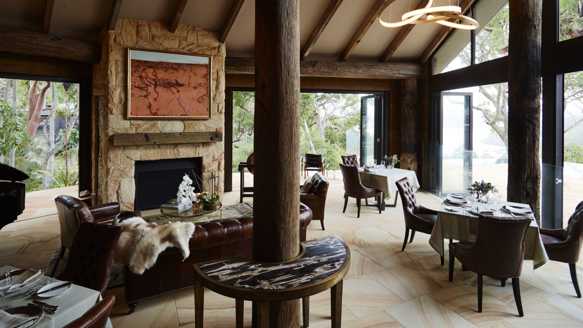 pretty-beach-house-dining-room