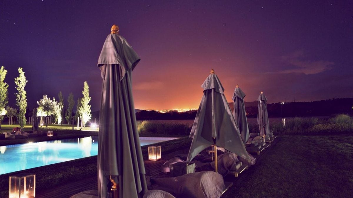 l-and-vineyards-night-pool