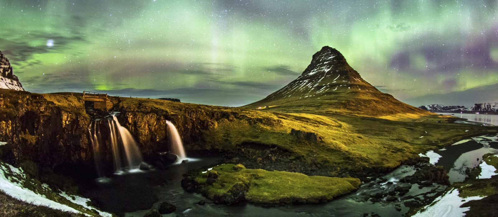 northern-lights-mountains-iceland